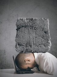 Erschlagen von der Arbeit