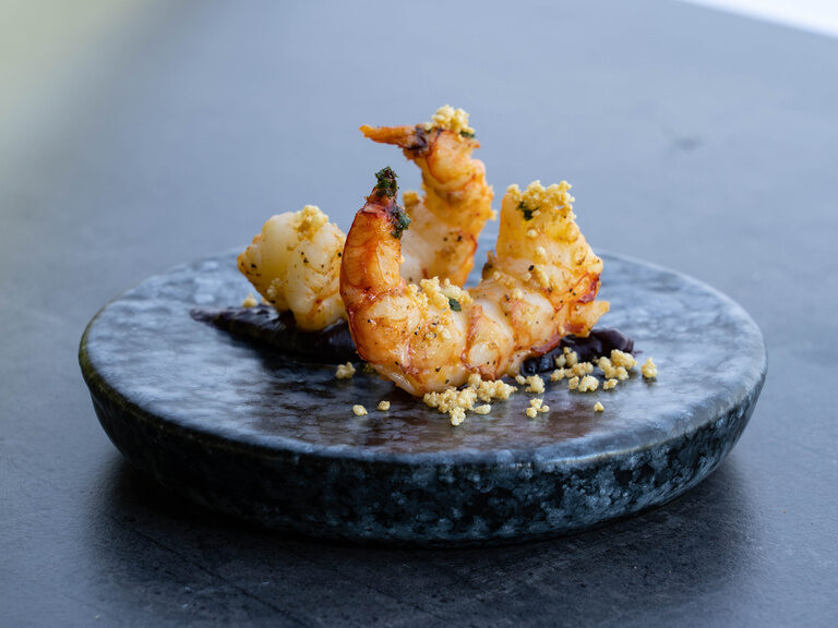 Nahaufnahme einer edlen Speisekreation mit Garnele im Fokus