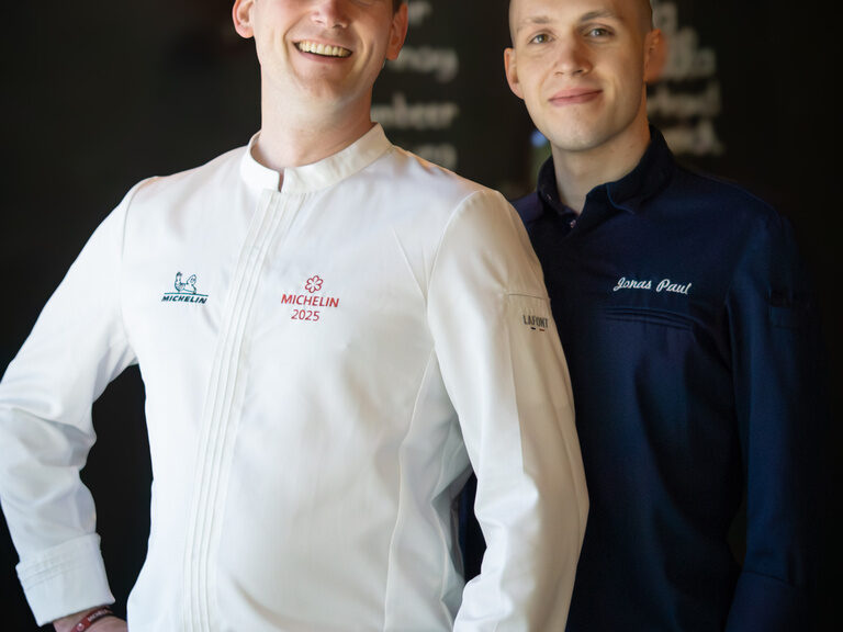 Die Sterneköche Ralph Hollokoi & Jonas Paul posieren gemeinsam für ein Foto